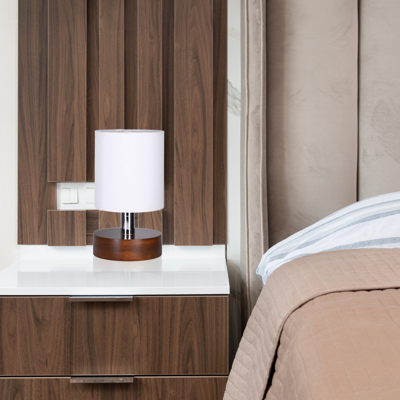 Table Lamp With Wood Base - 1 Light